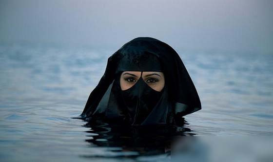 穆斯林女人的泳衣