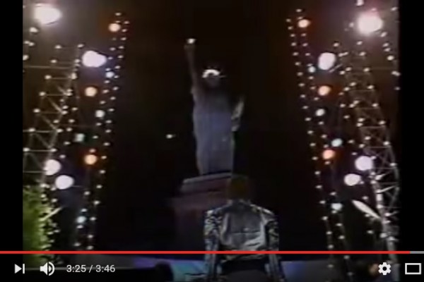 美国著名魔术师科波菲尔（David Copperfield）在1983年的一项表演中，让自由女神像消失在众人眼前。（视频撷图）