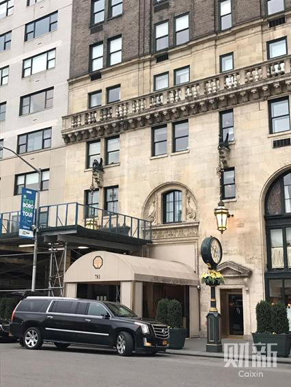 图2：纽约Sherry-Netherland Hotel酒店入口，郭文贵在2015年以6700万美元，买下了与这家酒店同处一个建筑的纽约第五大道767号的一整层（财新记者摄）