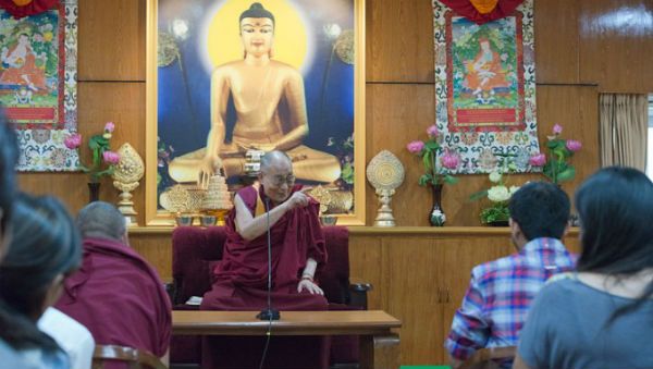 达赖喇嘛尊者在向来访学生发表讲话 2017年5月21日 照片/OHHDL