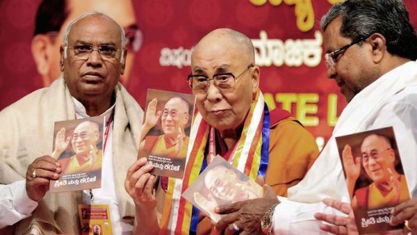 达赖喇嘛尊者与卡纳塔克邦首席部长锡达拉马亚和印度国会人民院领导人马利·卡尔朱纳在班加罗尔举行的“社会正义与安贝德卡博士”研讨会 照片/ PTI