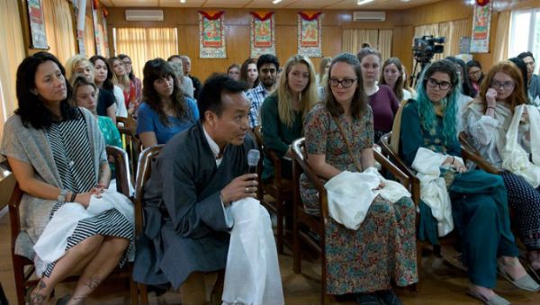 达赖喇嘛尊者在向来访学生发表讲话 2017年5月21日 照片/OHHDL