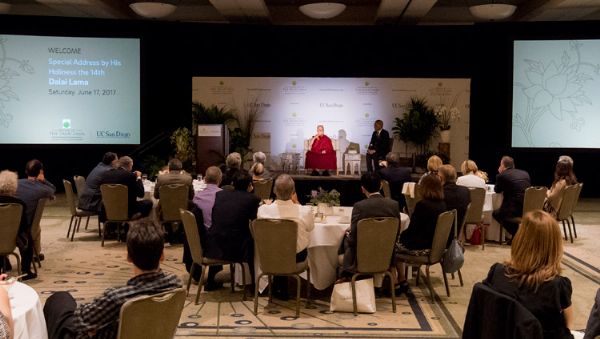 达赖喇嘛尊者在加州大学圣地亚哥分校毕业典礼上发表精彩演讲