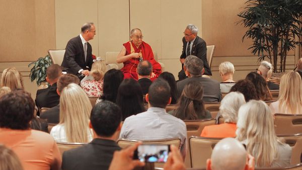 达赖喇嘛尊者会见教师和商业领袖