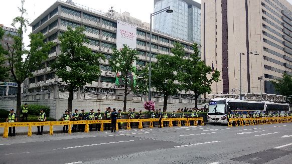 韩国反萨德示威 大批警察在美驻韩使馆周围戒备