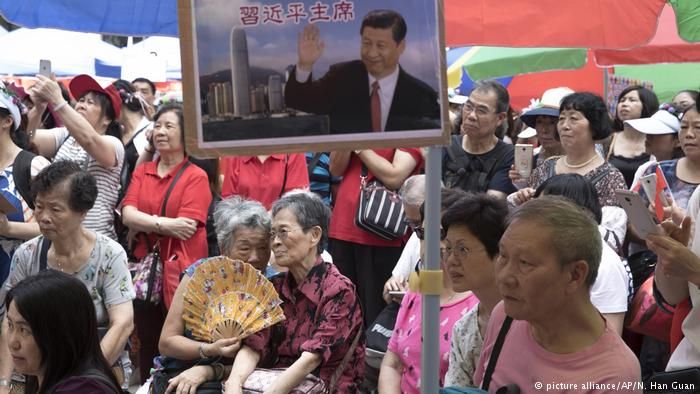 習近平訪港首日：肯定梁振英 「無視」劉曉波