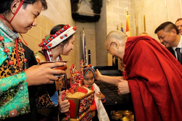 达赖喇嘛尊者在明尼苏达州与藏人会面，而后前往波士顿