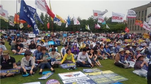 韩国反萨德示威 大批警察在美驻韩使馆周围戒备