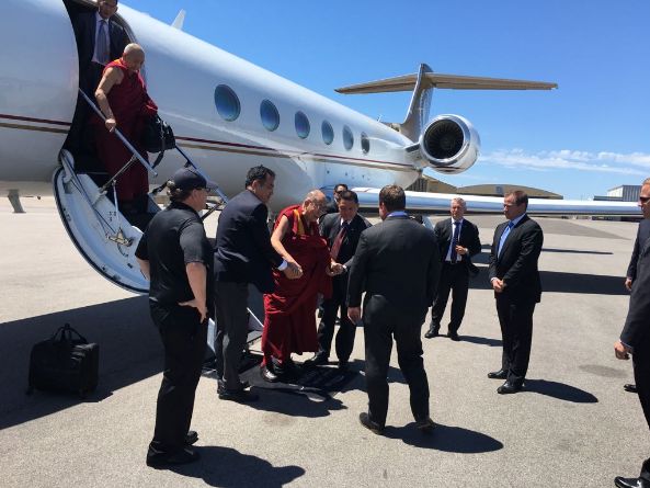 达赖喇嘛尊者离开新港海滩，前往明尼阿波利斯市