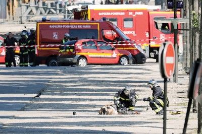未遂恐袭：巴黎香榭丽舍大街警车遭撞