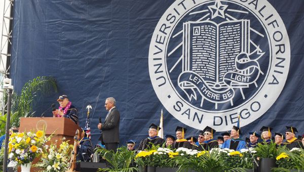 達賴喇嘛尊者在加州大學聖地亞哥分校畢業典禮上發表精彩演講