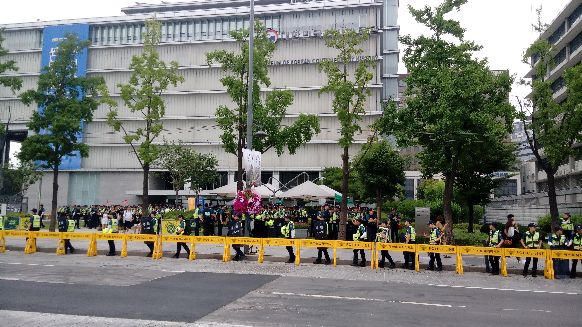 韩国反萨德示威 大批警察在美驻韩使馆周围戒备