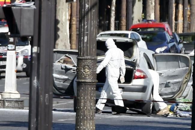 未遂恐袭：巴黎香榭丽舍大街警车遭撞