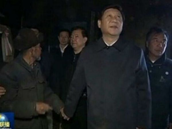 习近平2013年2月探视甘肃贫农时，王三运被拍到在后面板著脸。(视频截图)
