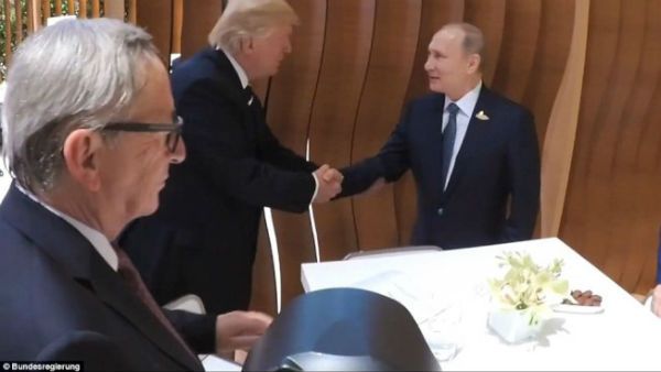 美国总统川普与俄罗斯总统普亭已经在“G20”热烈握手。左为欧盟总统容克尔(Jean-Claude Juncker)。(脸书) 