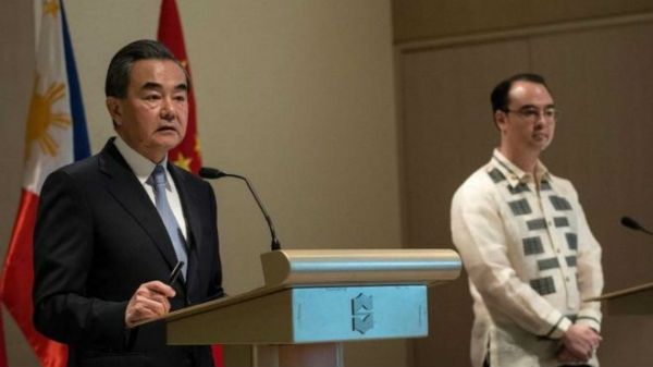 中国外长王毅与菲律宾外长卡亚塔诺（右）25日在马尼拉召开记者会，王毅呼吁东盟国家一致对企图干涉南海争端的外来势力说不。 