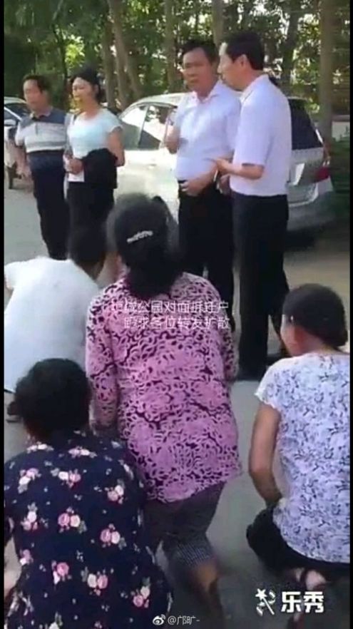 河南周口项城强拆老人跪求无用 民众走上街头维权 