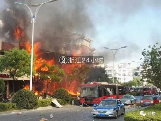 视频：杭州古墩路灯彩街爆炸，附近楼摇晃 48死伤