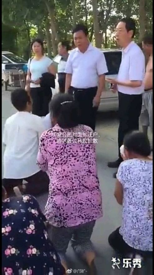 河南周口项城强拆老人跪求无用 民众走上街头维权 