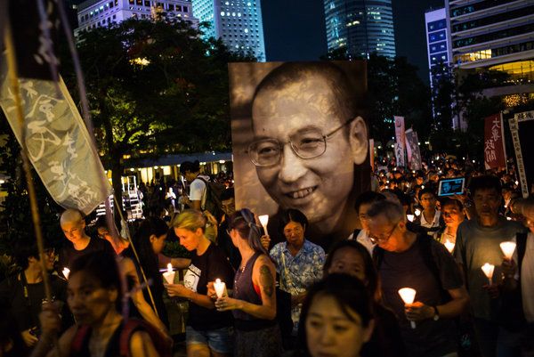 周六在香港的一场为中国异见者刘晓波举行的烛光集会。中国的审查屏蔽了刘晓波和民众纪念他的影像。 