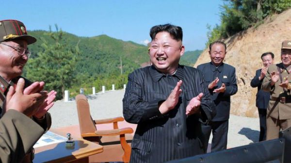 7月4日，朝鲜领导人金正恩庆祝洲际导弹发射成功。 