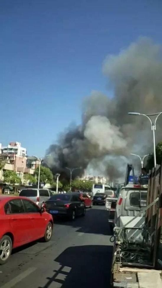 视频：杭州古墩路灯彩街爆炸，附近楼摇晃 48死伤