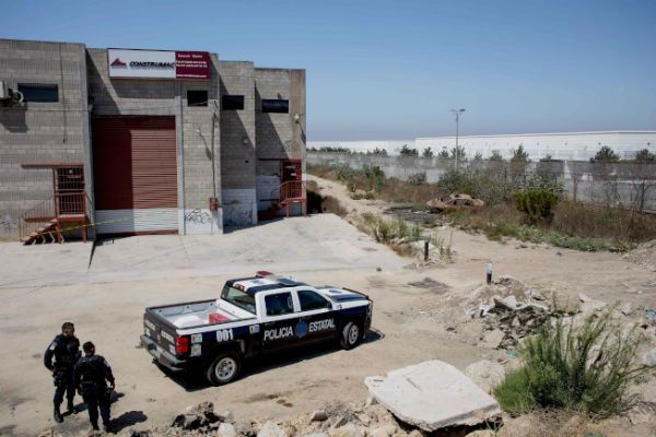 墨西哥警方在蒂华纳一幢建筑里发现一条偷渡进入美国的隧道入口。(Getty Images)