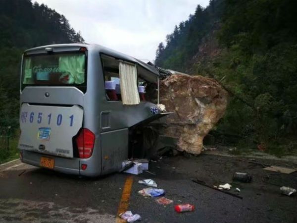 四川九寨沟道路上大小车辆被坍塌落石砸中，多人伤亡。(图片来源／四川电视台)