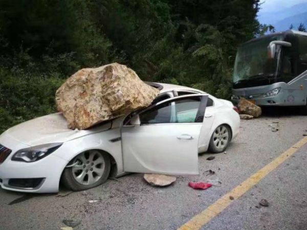 四川九寨沟道路上大小车辆被坍塌落石砸中，多人伤亡。(图片来源／四川电视台)