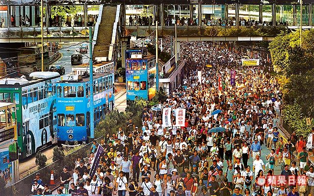 香港数万人上街游行 声援黄之锋