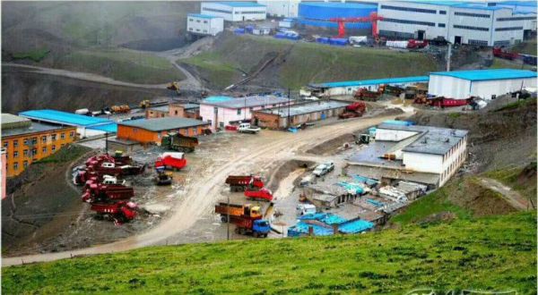 阿尼玛沁圣山造中国采矿公司污染 图片取自高峰净土网站