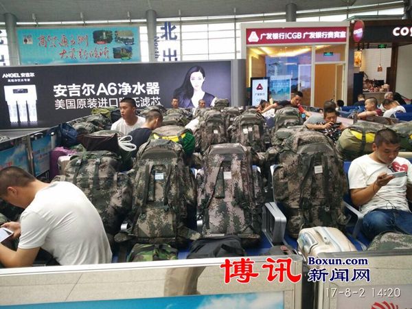 博讯实拍:退伍老兵开始返乡 火车站设退伍兵候车专区