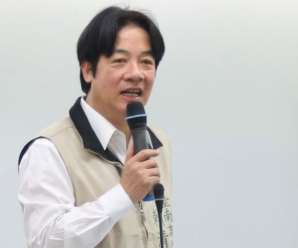 蔡英文总统(中)决定由台南市长赖清德接任行政院长，加强他的中央历练与视野，提携赖清德之情，不言而喻。(本报资料照片)