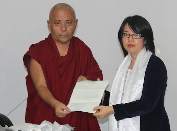 刘盈君女士向西藏人民议会副议长转交台湾立法院院长苏嘉全的信函 照片/TPiE