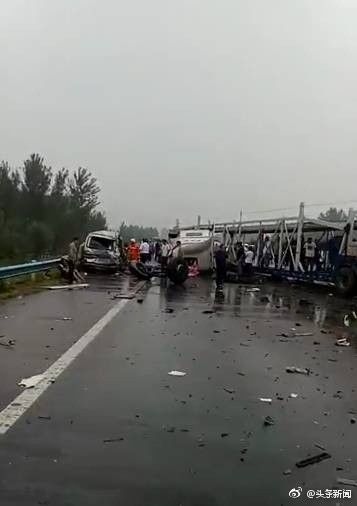 京港澳高速重大车祸 大货车连撞3车12死