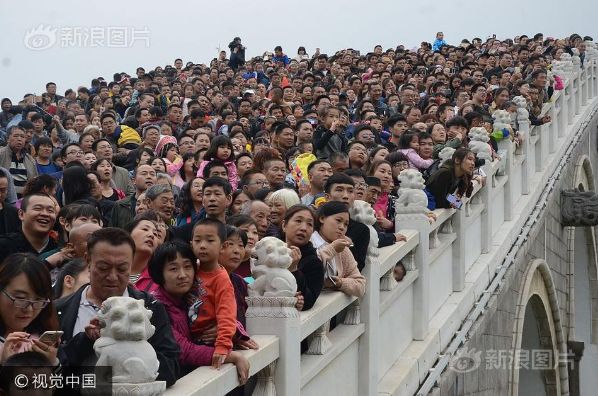 图片新闻：河南清明上河园假期恐怖人流  尽显中国“特色”