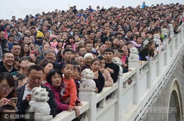 图片新闻：河南清明上河园假期恐怖人流  尽显中国“特色”