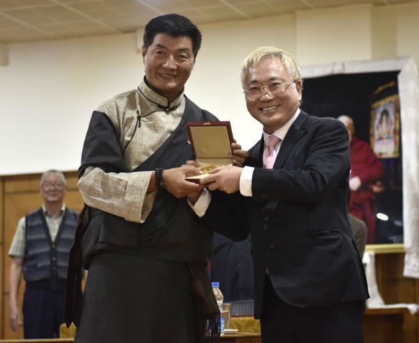藏人行政中央司政洛桑森格荣获日本“高田”奖