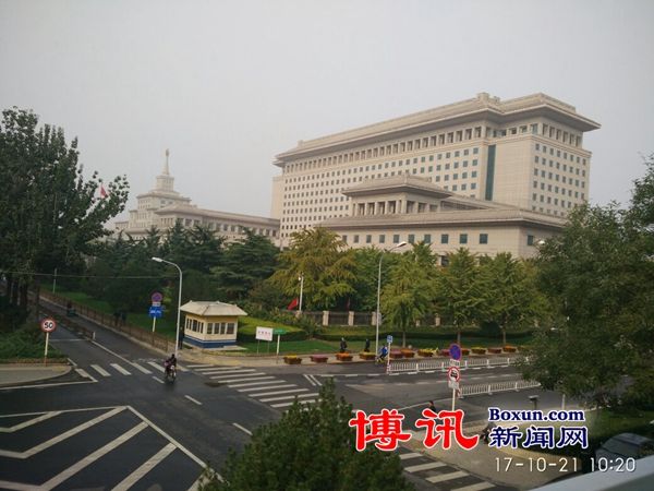 实拍:十九大北京街头标语、军博和八一大楼等