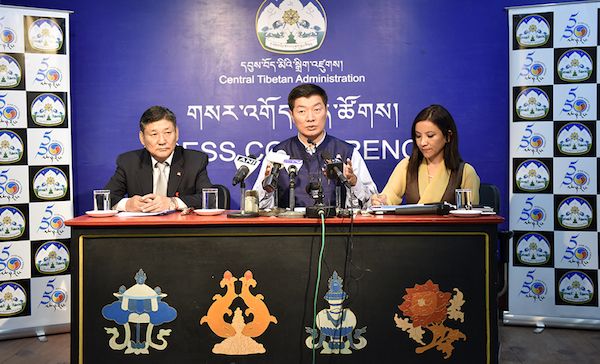 藏人行政中央司政洛桑森格在新闻发布会上发言