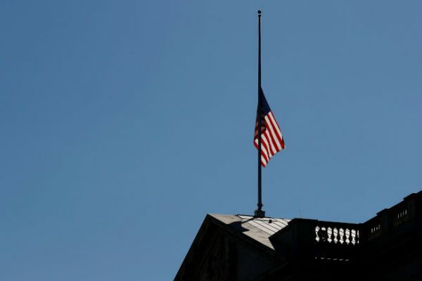 川普总统夫妇及潘斯副总统夫妇2日在白宫草坪前，低头哀悼在拉斯维加斯遇害的无辜罹难者。(美联社)