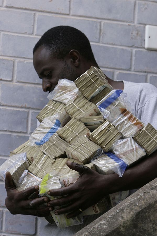 津巴布韦十七年通货膨胀“钱不如纸”，经济失败诱发政治风暴