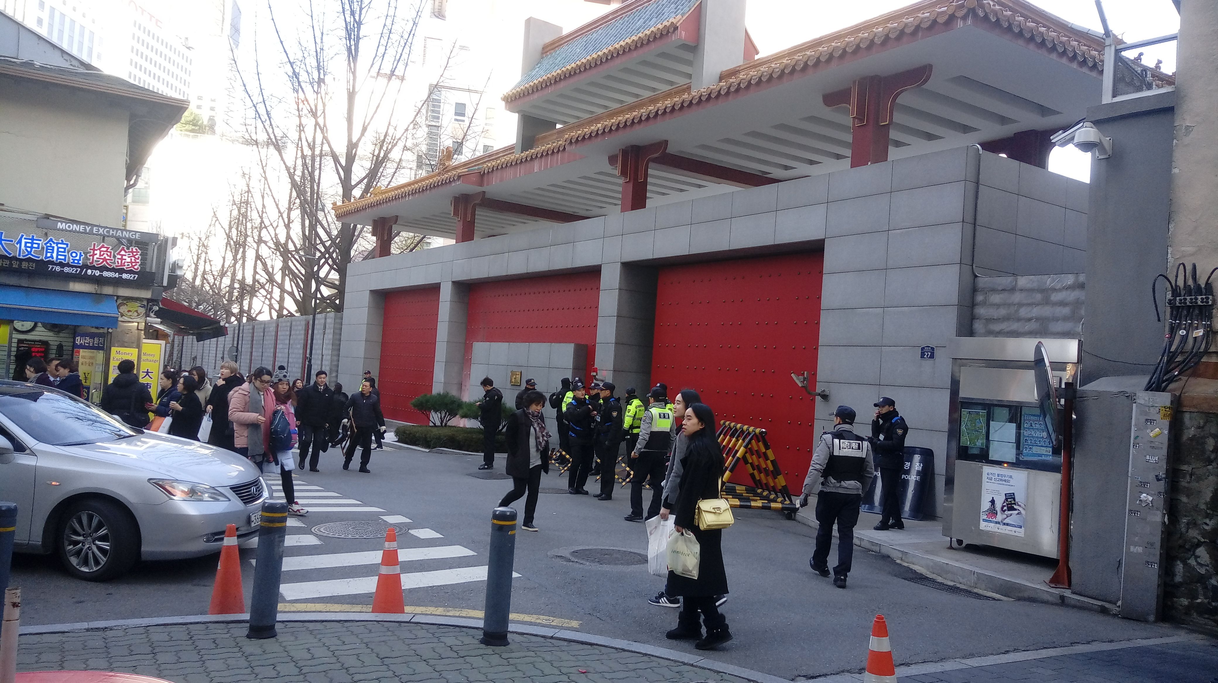 韩国李俊来稿：男子向驻韩中国大使馆投掷燃烧瓶被捕