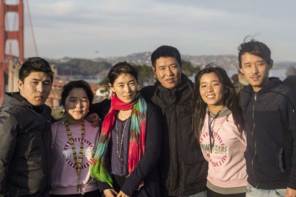 顿珠旺青抵美后与家人重逢  图片翻拍自 Filming For Tibet网站