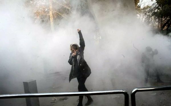 伊朗民众起来造反:军队不镇压、中国封锁消息