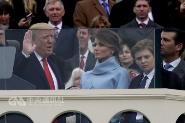 沃尔夫新书写道，2016年美国总统大选日当天，川普竞选阵营「几乎所有人」都认为川普不会赢。图为2017年1月21日川普（左）在第三任妻子梅兰尼亚（中）及一家人见证陪同下宣誓就职。（中央社档案照片）