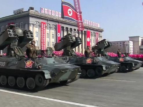 朝鲜大阅兵李雪主现身 大量高端武器装备