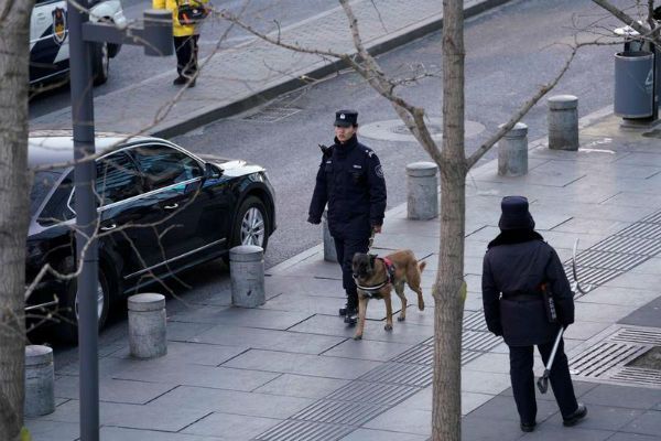 北京警方表示，西城区西单大悦城商场11日下午发生一名男子持刀行凶事件，一名女子伤重不治，另有12人受伤。图为事件发生后，警方在商场外巡逻。（路透社提供）