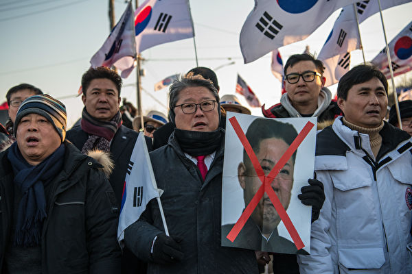 北韓美女藝術團抵韓 零下16度露腿現身 朝鮮參賽冬奧會 韓民抗議不絕