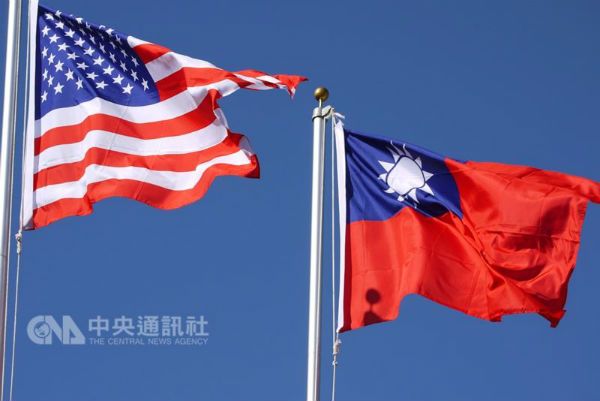 美国联邦参议院28日通过台湾旅行法，总统府说，诚挚感谢美国国会长期对台湾在各领域的坚定支持，会持续与美方发展更为坚实合作关系。图为中华民国与美国国旗。（中央社档案照片）